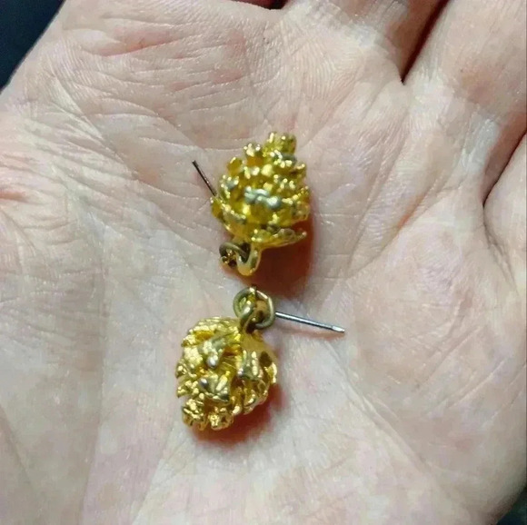 Gold Pinecone pendant and earrings set - Picture 6 of 8